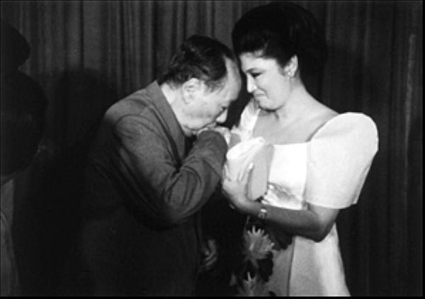 Mao welcomes Imelda Marcos to China